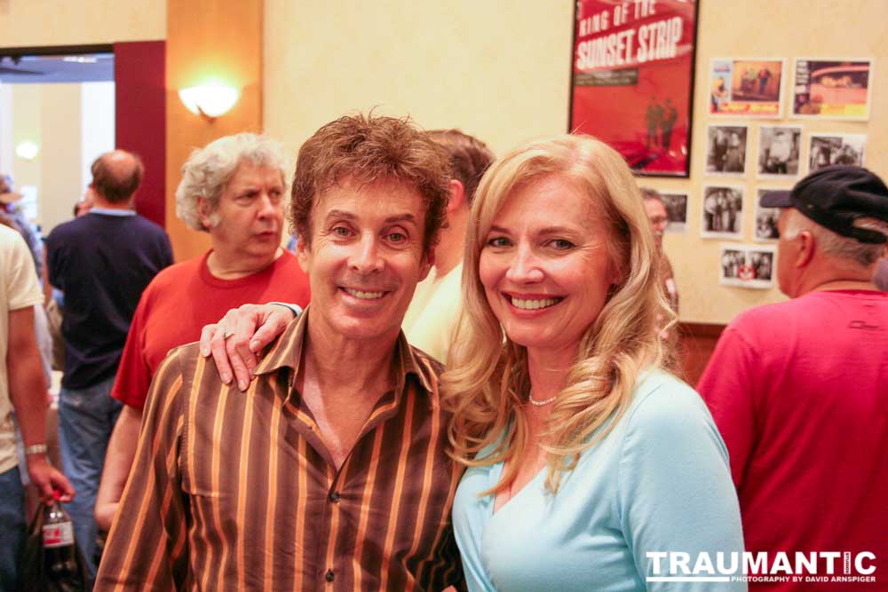 The Hollywood Collector's Show is what is commonly referred to as a 'Celebrity Petting Zoo' by an actress I know.  I was invited to this show to take pictures of Cindy Morgan and Bruce Boxleitner as they signed for fans.  Jay Maynard, The TRON Guy, was also there.  A weird time was had by all.