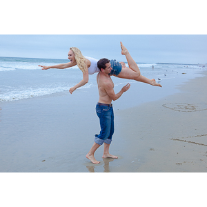 Erica hired me to come down to Manhattan Beach to photograph her and 4 friends on the beach.  We got some fun pictures.