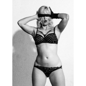 A stunning burlesque artist.